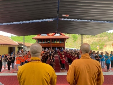 BẠT XẾP CHE SÂN CHÙA